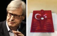 Dopo le minacce choc, Sgarbi ritira l'opera d'arte