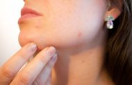 Filippine, ragazza si schiaccia un brufolo: rischia di perdere la vista