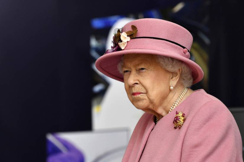 La regina Elisabetta impone la quarantena al suo staff e scatta una 