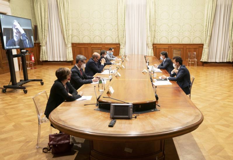 Giuseppi sta a galla con il salvagente di Mattarella: 