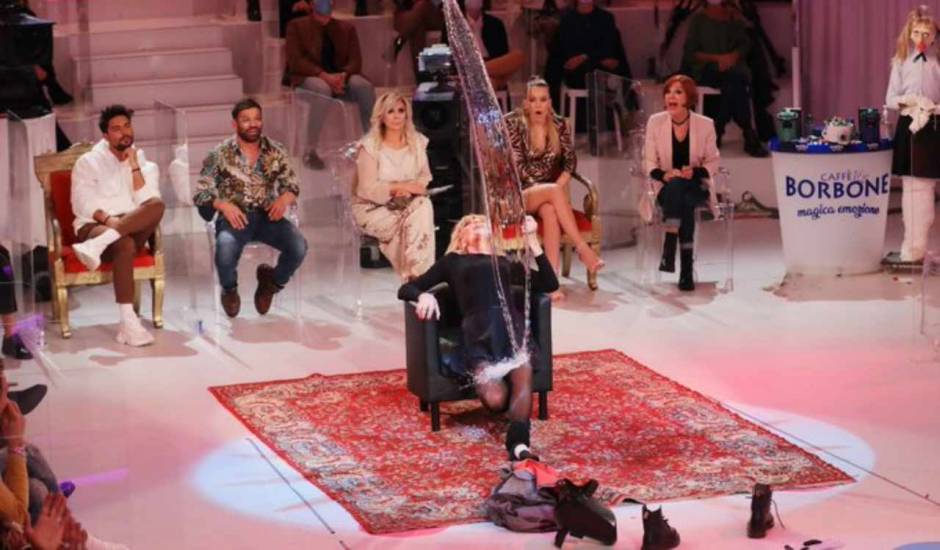 Gemma Galgani hot a Uomini e Donne: ballo e gavettone alla Flashdance
