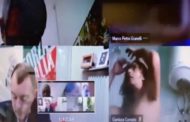 Lascia la webcam accesa. Il grillino partecipa alla riunione ​nudo e dal bagno di casa