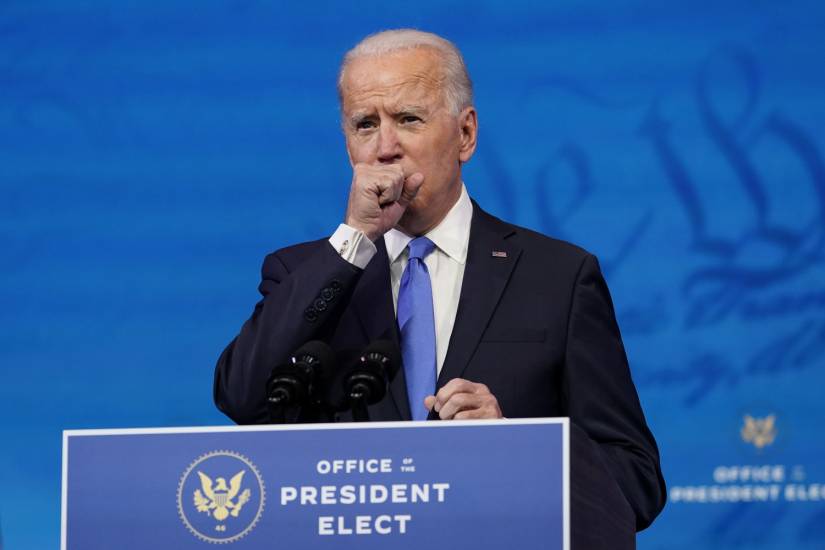 Biden fragile, tosse in pubblico. Fauci: 