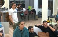 Amici, bottiglie sotto ai letti e sporcizia.  Maria De Filippi sbotta: 