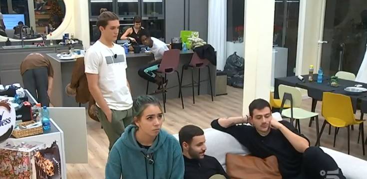 Amici, bottiglie sotto ai letti e sporcizia.  Maria De Filippi sbotta: 