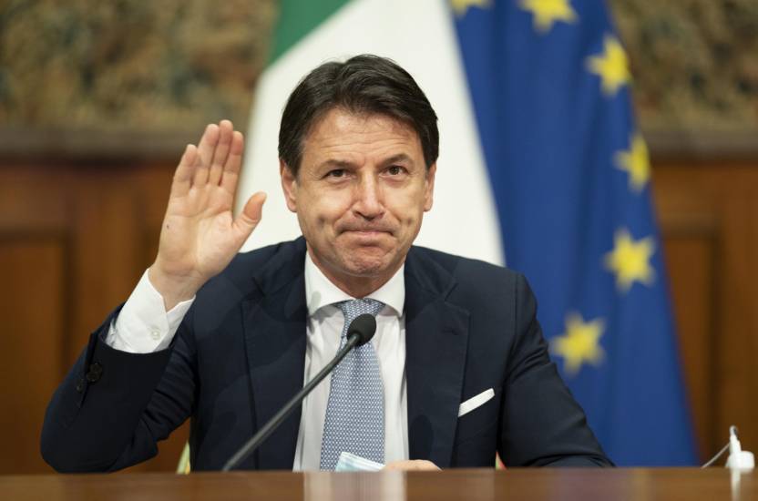 Conte ora scopre la qualità degli ospedali milanesi. E mezzo Pd: 