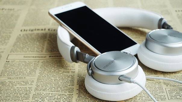 Vietato (per legge) ascoltare la radio sul telefono