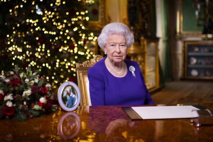 La regina Elisabetta sola per il discorso di Natale: 
