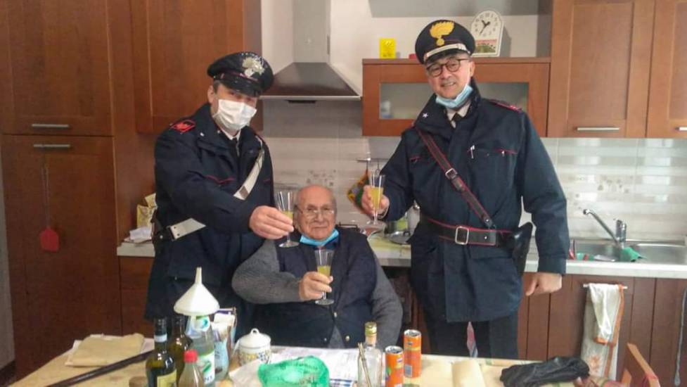 Anziano chiama i carabinieri:  