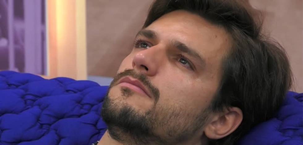 Andrea Zelletta in crisi per il regalo di Natalia. Il web si scatena: 