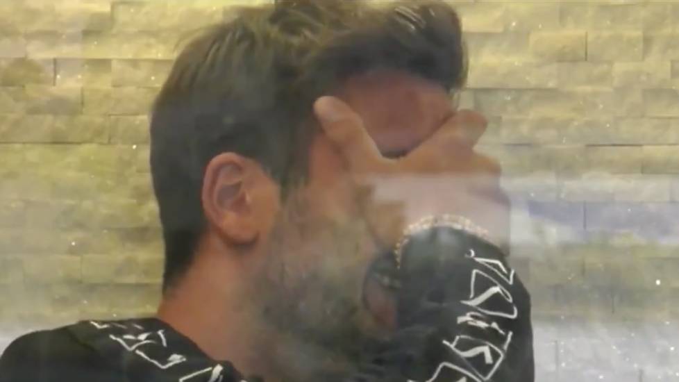 Pierpaolo Pretelli si avvicina a Giulia Salemi e nasconde la foto della Gregoraci