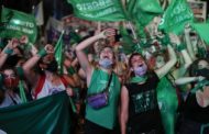 Argentina, aborto legale. Vittoria delle femministe. Battuto Papa Francesco