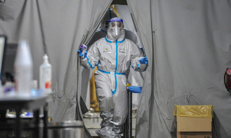 Calano i contagi, ma risale l'indice di contagio. I morti sono 200 in meno