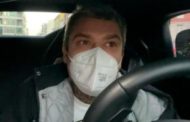 Fedez in versione Babbo Natale: consegna 1000 euro a cinque estranei