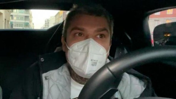 Fedez in versione Babbo Natale: consegna 1000 euro a cinque estranei