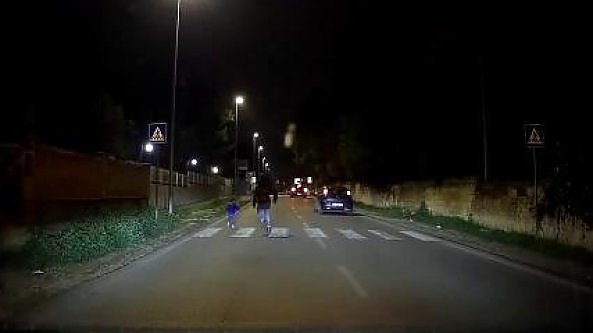 Bimbo di 2 anni si perde: salvato un attimo prima che finisca sulla strada