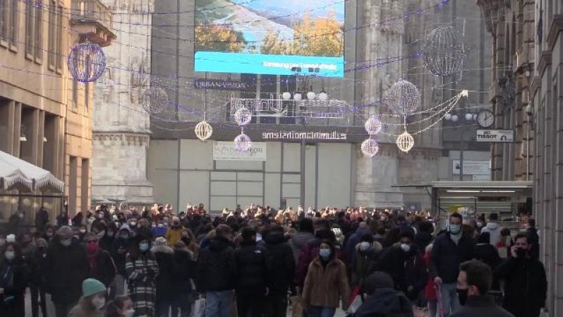 La Lombardia torna zona gialla: a Milano folla davanti a negozi e ristoranti