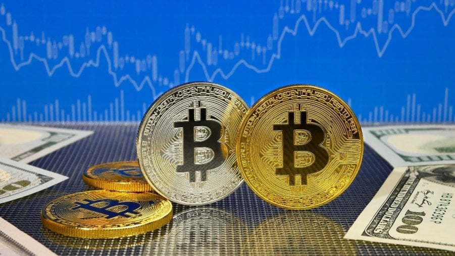 Tutti a caccia di bitcoin: corsa all’oro digitale, ora vale quasi 30 mila dollari