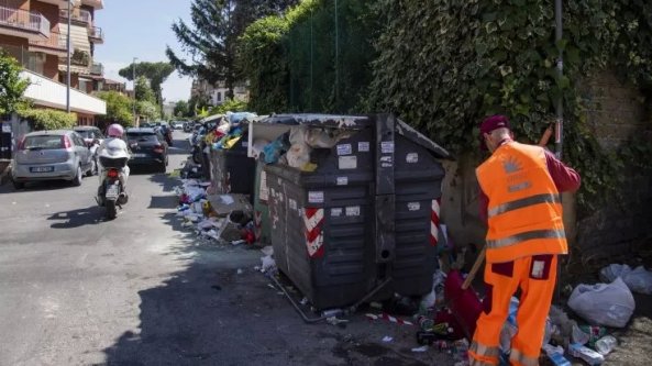 L'aspirante spazzino al concorso Ama: 