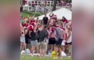 Mega party di Natale in spiaggia: polizia antisommossa deve disperdere la calca