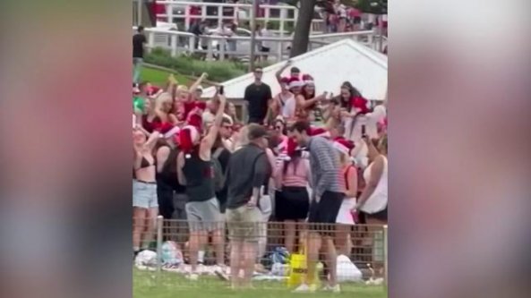 Mega party di Natale in spiaggia: polizia antisommossa deve disperdere la calca