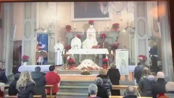 Il prete tifoso della Fiorentina, dall'altare, cambia nome ai Re Magi   