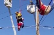 Babbo Natale rimane impigliato nei fili della linea elettrica: il salvataggio   