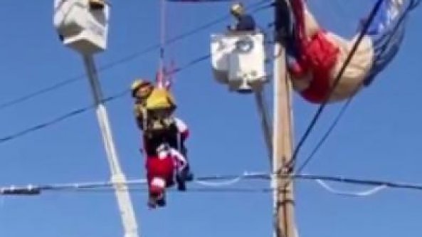 Babbo Natale rimane impigliato nei fili della linea elettrica: il salvataggio   