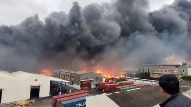 Una tremenda esplosione distrugge una fabbrica farmaceutica