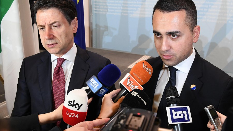 Verifica di governo: i 5 Stelle da Conte, c'è anche Di Maio. I dem mordono il freno: 