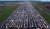 Gran Bretagna, le foto dei camion che non possono varcare la Manica