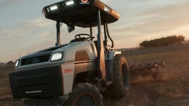 Il trattore elettrico a guida autonoma che diventa un fuoristrada