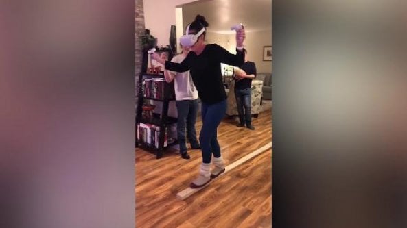 La zia prova la realtà virtuale e distrugge l'albero di Natale