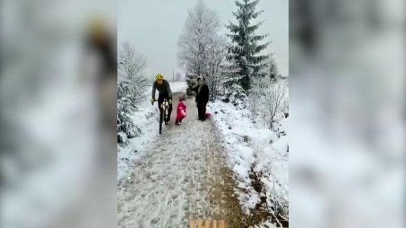 Ciclista fa cadere una bambina, il padre costretto a fare appello alla calma