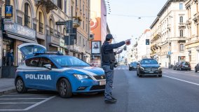 Natale in lockdown, in macchina solo in due e centinaia di pattuglie in strada per i controlli sugli spostamenti