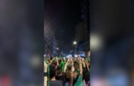 Donne in piazza esultano per l'approvazione della legge sull'aborto
