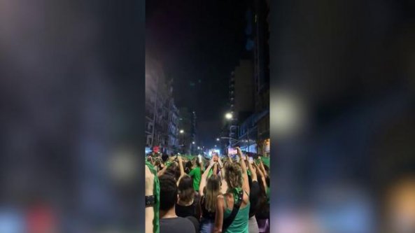 Donne in piazza esultano per l'approvazione della legge sull'aborto