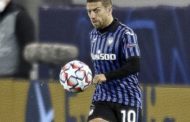 Tapiro d'oro a Gomez, l'attaccante dell'Atalanta lo lancia contro Staffelli (senza colpirlo)