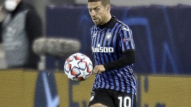 Tapiro d'oro a Gomez, l'attaccante dell'Atalanta lo lancia contro Staffelli (senza colpirlo)