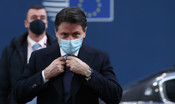 Conte incassa l'ok al decreto di Natale, ma nel governo è tregua armata