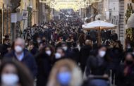 Corsa allo shopping, assembramenti record in tutta Italia