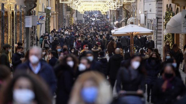 Corsa allo shopping, assembramenti record in tutta Italia