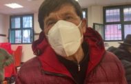 Gianni Morandi volontario alla mensa: distribuisce pranzo ai bisognosi