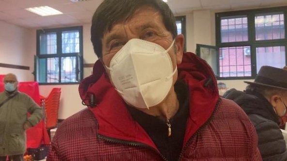 Gianni Morandi volontario alla mensa: distribuisce pranzo ai bisognosi