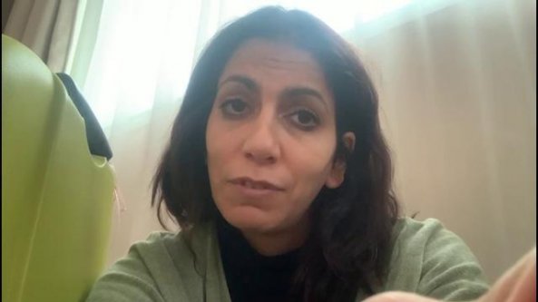 Mamma con tre figli bloccata in aeroporto: 