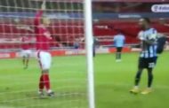 Il difensore esulta dopo il gol subito: tifosi indignati ma non è come sembra
