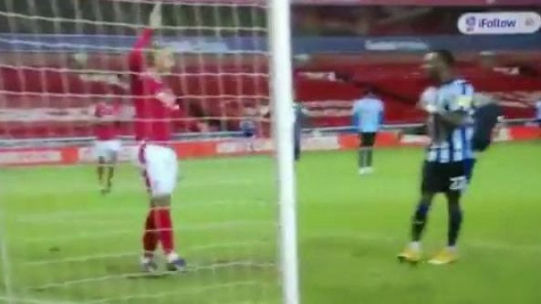 Il difensore esulta dopo il gol subito: tifosi indignati ma non è come sembra
