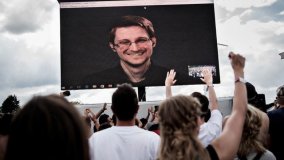 Russia, nasce il primo figlio di Snowden. Appelli per la grazia a Trump