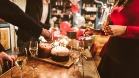 Feste in zona rossa: divieti, chiusure e pochi a tavola. Le regole di Natale e Capodanno