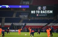 Psg-Basaksehir è ripresa: prima giocatori e arbitro inginocchiati a metà campo